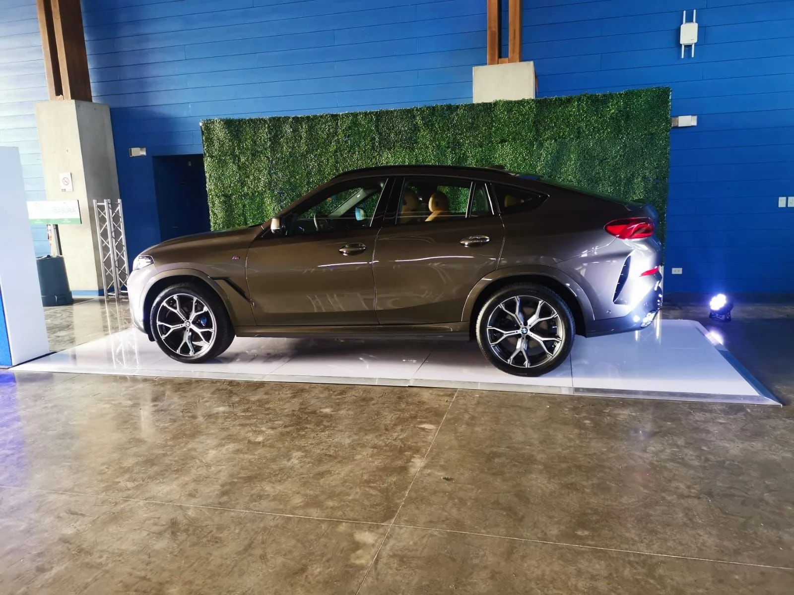 Piso blanco para exhibición de vehículo BMW